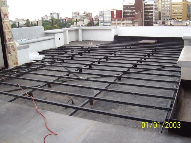 Bastidor de metal, previo a instalación de Deck (al intemperie).